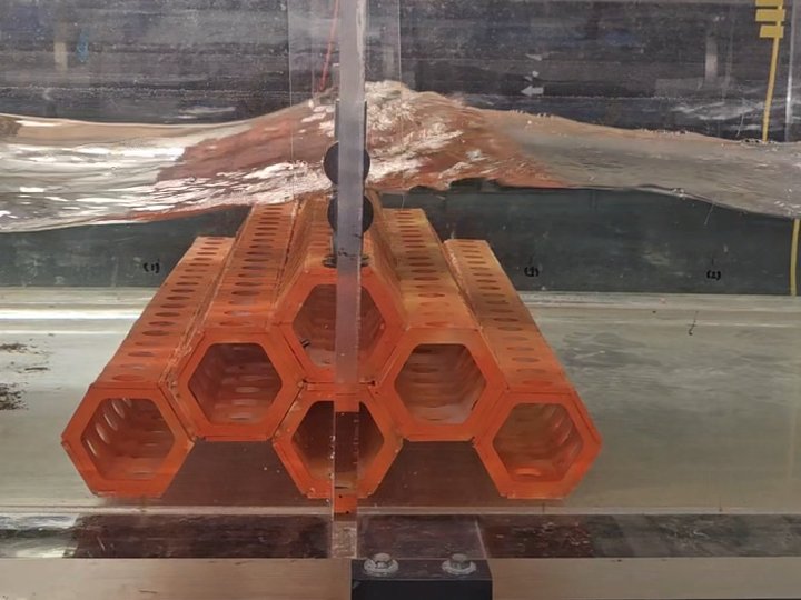 Six-unit one-peak SEAHIVE model under a wave